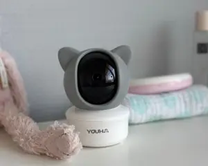 Youha Camera op commode met knuffel erbij