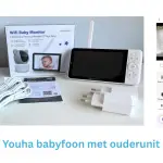 Babyfoon uitgestalt op commode met ook een screenshot van de app